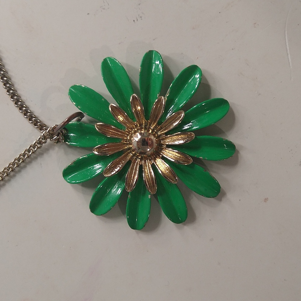 ✨ NWOT 💚 Green flower necklace, gold chain